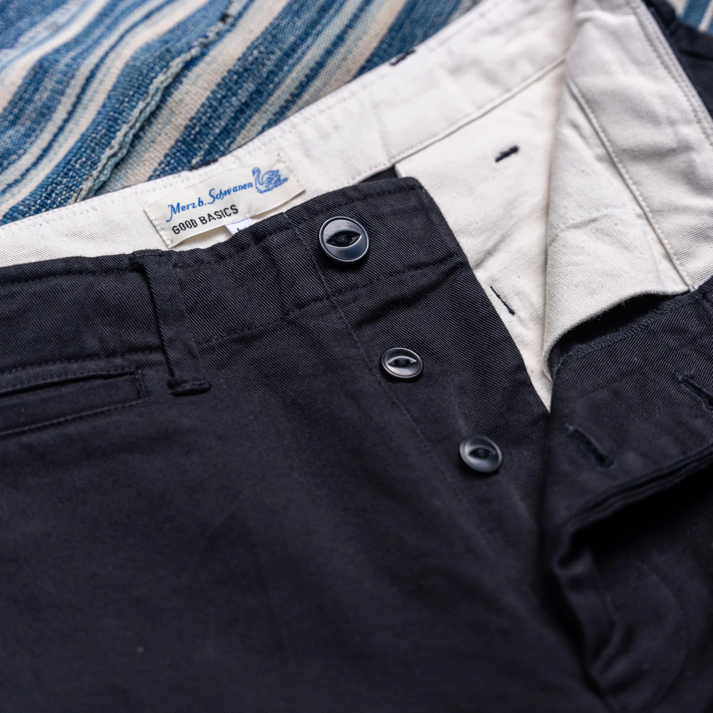 Merz b. Schwanen 9,3oz Cotton Twill Pleat Chino – Deep Black / Relaxed Tapered - Image 4