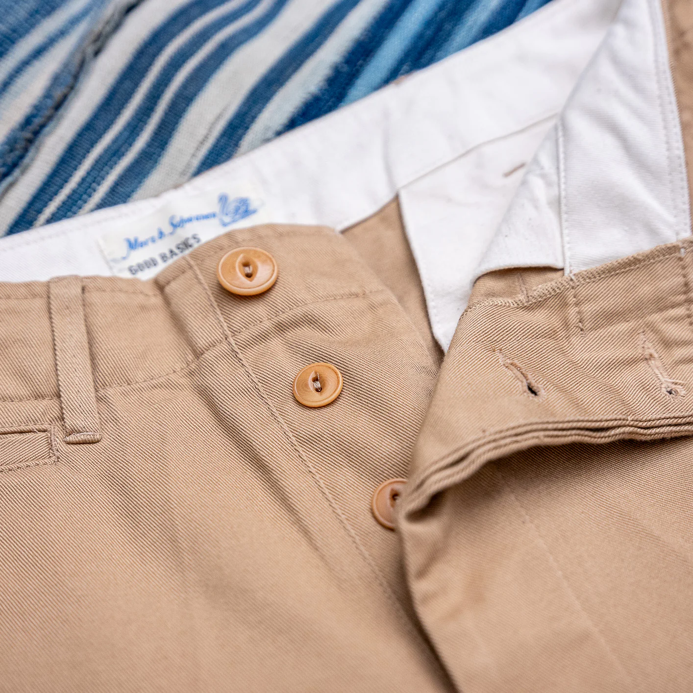 Merz b. Schwanen 9,3oz Cotton Twill Pleat Chino – Khaki / Relaxed Tapered - Image 3