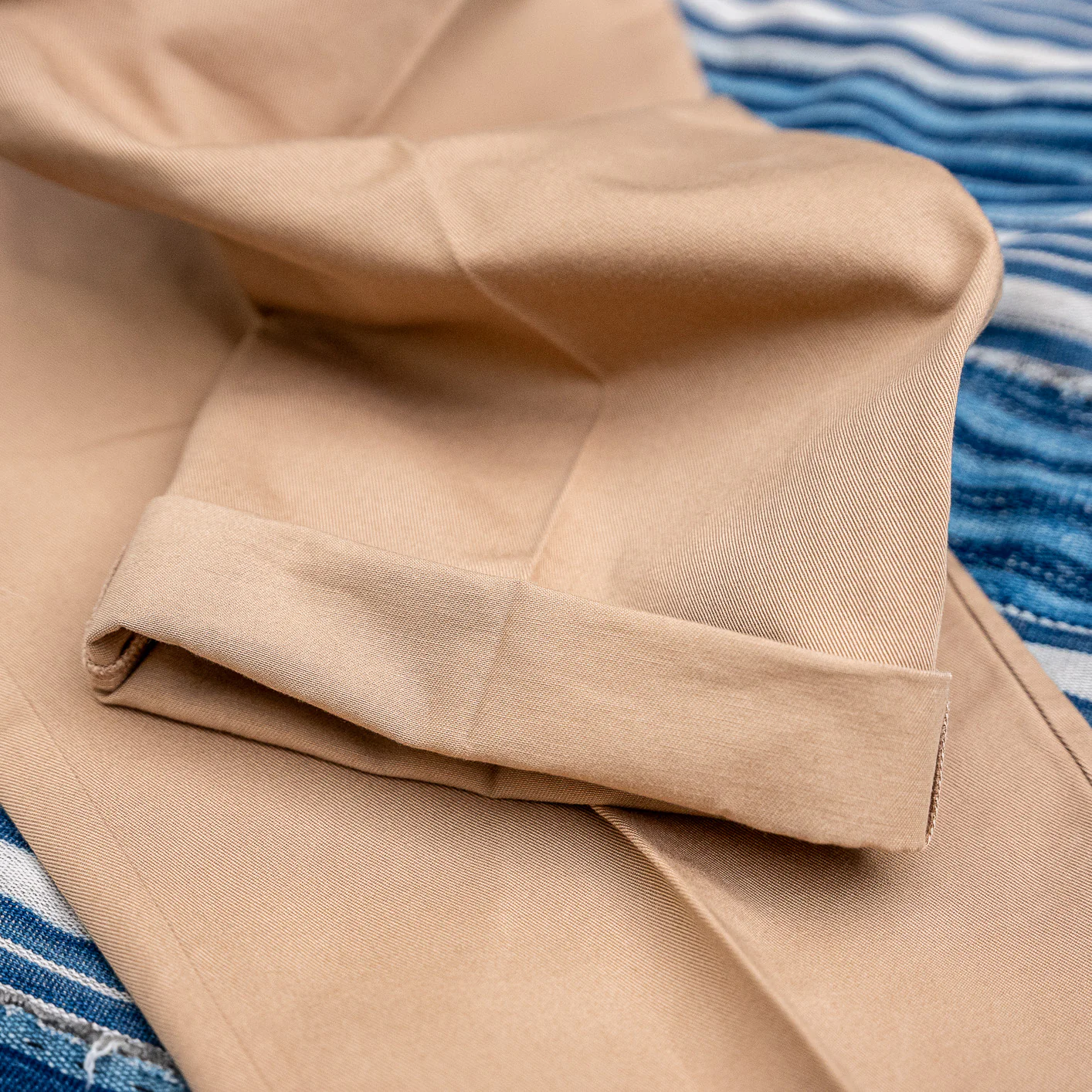 Merz b. Schwanen 9,3oz Cotton Twill Pleat Chino – Khaki / Relaxed Tapered - Image 4